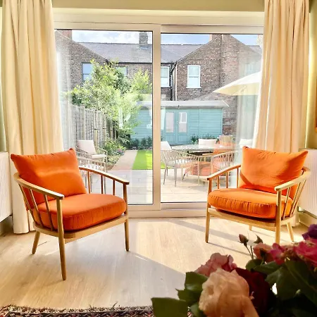 Townhouse With Free Off Road Parking And Garden