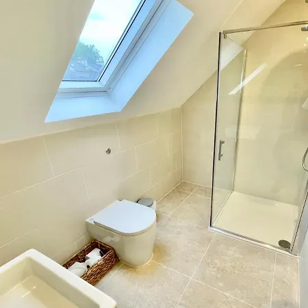 Semesterbostad Townhouse With Free Off Road Parking And Garden