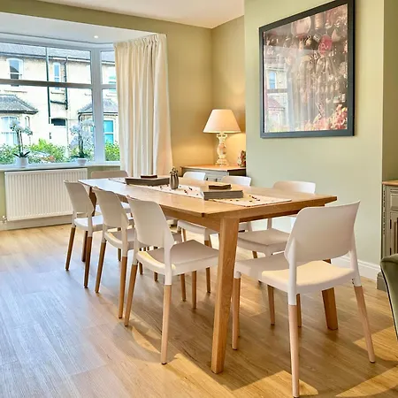 Townhouse With Free Off Road Parking And Garden *